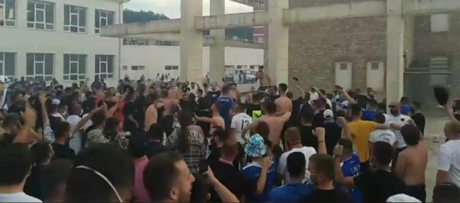 “Intelektualët” festojnë në Therandë, bashkë me trofe nisen për Gjilan