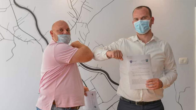 Kastrati nënshkruan kontratë për dhënien e pronës me qira subjektit ekonomik “Joni Ranch SH.P.K”