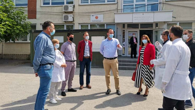 Kryetari Kastrati viziton QKMF-në në Kamenicë, përgëzon personelin mjekësor për punën e mrekullueshme