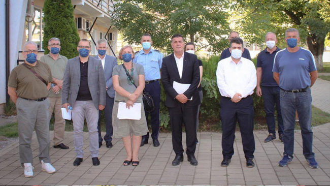 Haziri: Mos rrezikoni duke u përqafuar në festë sepse e bartni virusin dhe shkaktoni dhimbje në familje