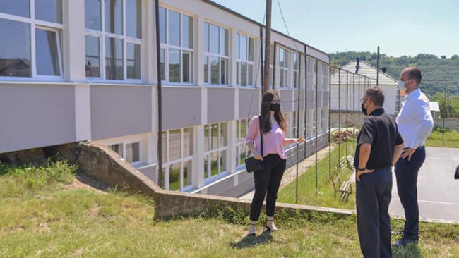 Kryetari i Kamenicës viziton shkollën “Rexhep Mala” në Topanicë e cila është renovuar