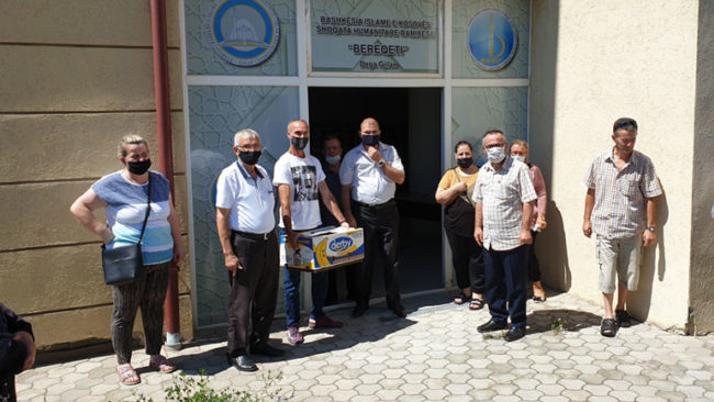Shoqata Humanitare Bamirëse “Bereqeti” ndihmoi 60 familje me jetim dhe 20 familje nga shoqata e Shurdhmemecëve