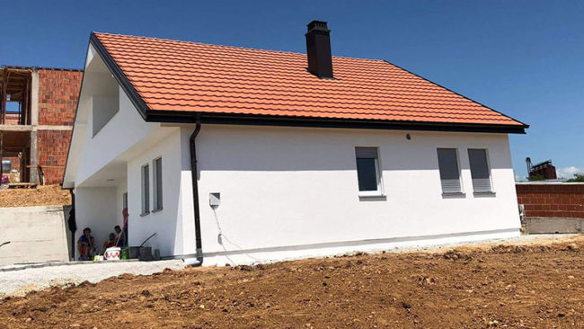 Donatori Banush Neziri dhe shoqata “Dobrosini” në Zvicër bëjnë me shtëpi familjen katër anëtarëshe