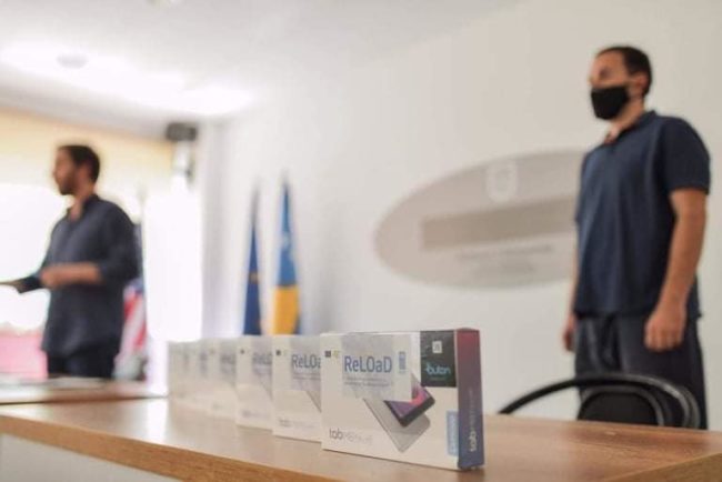 Shtatë tablet u ndahen nxënësve për ndjekjen e mësimit online