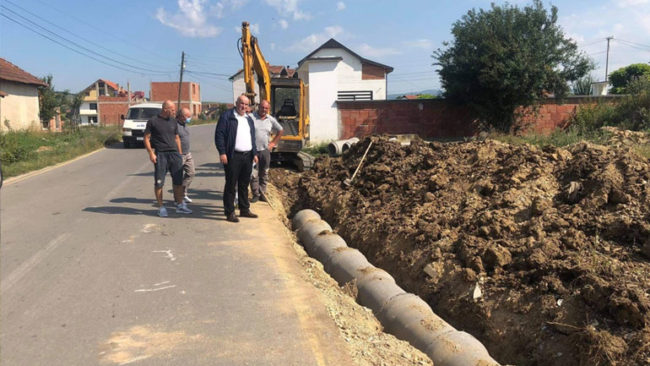 Po ndërtohet trotuari në rrugën Viti-Mogillë dhe në Sadovinë të Muhaxherëve