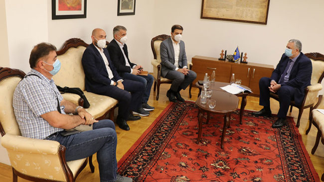 Ministri Veliu priti në takim drejtorin e Përgjithshëm të KEDS-it