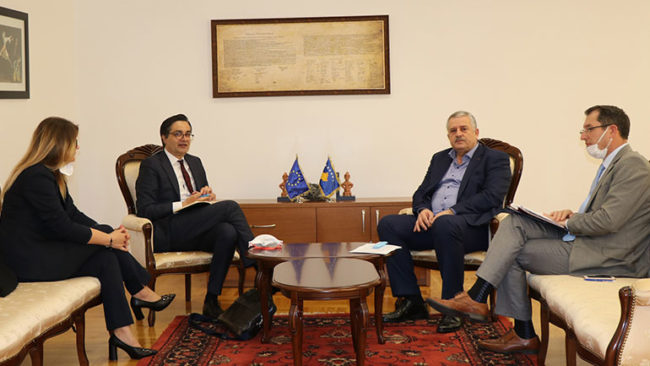 Ministri Veliu priti në takim Këshilltarin politik të Lajçak