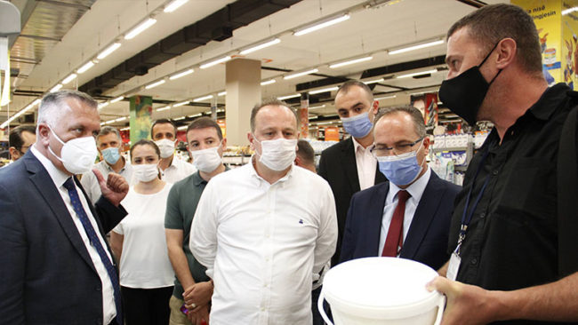Ministri Krasniqi vizitë bizneseve, sheh nga afër zbatimin e masave anti-COVID