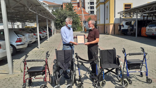 Gjilani pranon karroca për personat me aftësi të kufizuara nga bashkatdhetari, Arsim Imeri