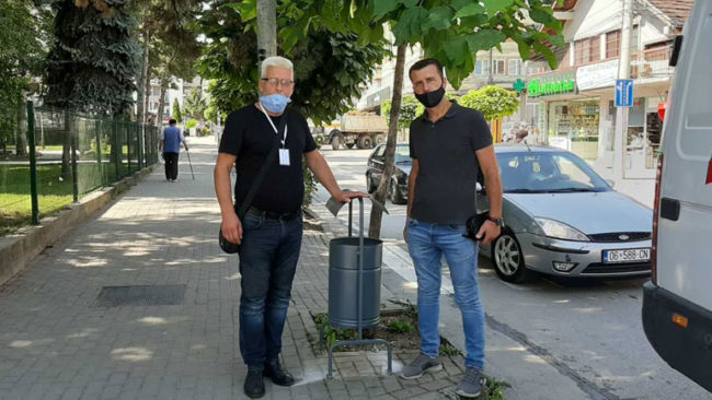 Rotarianët gjilanas vendosin shporta për mbeturina në një pjesë të qytetit të Gjilanit
