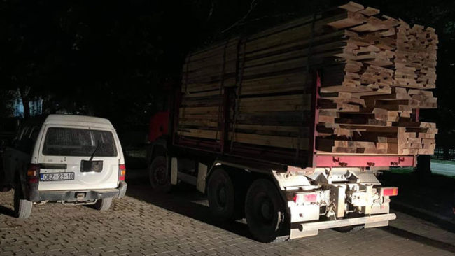 Kamenicë: Konfiskohet një kamion me drunjë