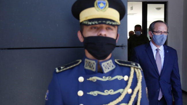 Kryeministri Hoti fton të rinjtë të bëhen pjesë e FSK-së
