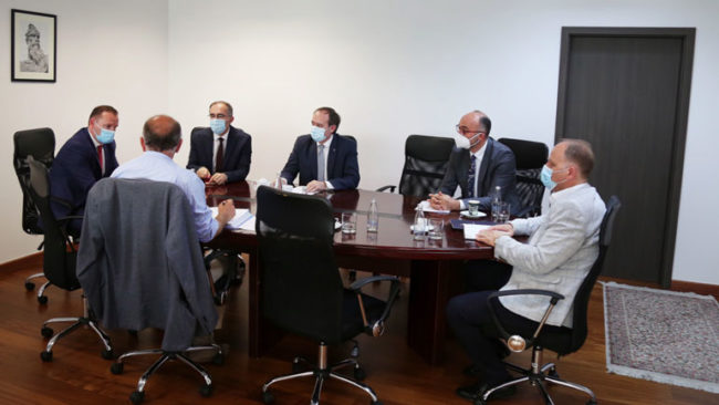 Kryeministri Hoti takoi drejtuesit e institucioneve shëndetësore të vendit