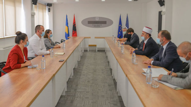 Kryetari Kastrati pret në takim myftiun Tërnava, flasin për bashkëpunim ndërmjet dy institucioneve