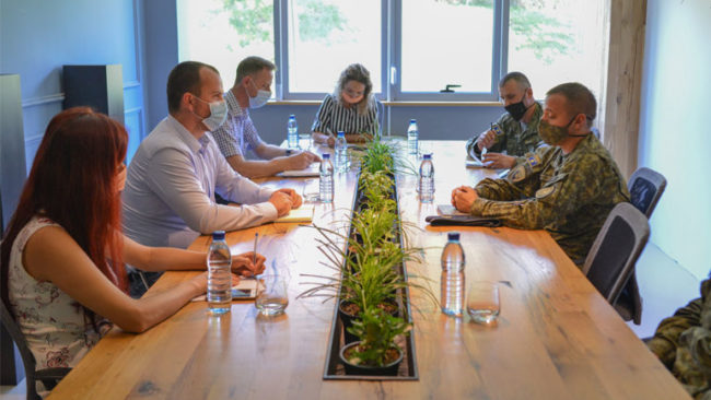 Kryetari i Kaamenicës pret në takim komandantin e Regjimentit të FSK-së në Gjilan