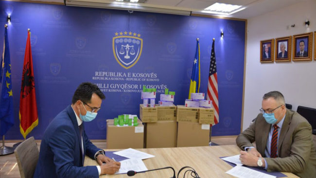 Këshilli Gjyqësor i Kosovës pranon donacion nga Ambasada Amerikane