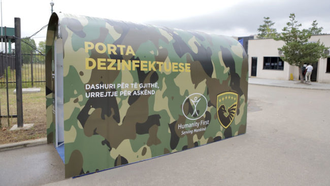 Organizata Humanity First i dhuroi një tunel dezinfektues kazermës “Adem Jashari” të FSK-së