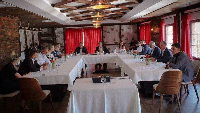 Në Gjilan mbahet takim trepalësh për rishikimin e planit të prokurimit për projektet zhvillimore