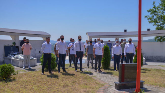 Bëhen homazhe tek varri i komandant Rahim Beqiri në 19-vjetorin e rënies