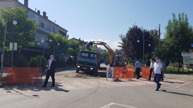 Po punohet në rregullimin e sheshit në qytetin e Vitisë
