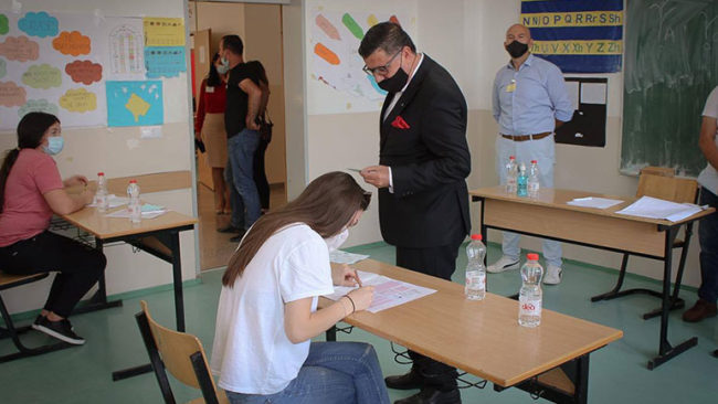 1677 nxënës të Gjilanit i nënshtrohen testit të maturës (FOTO)