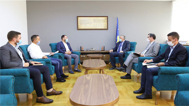 Ministri Veliu shqyrton mundësinë e heqjes së disa kufizimeve për biznese