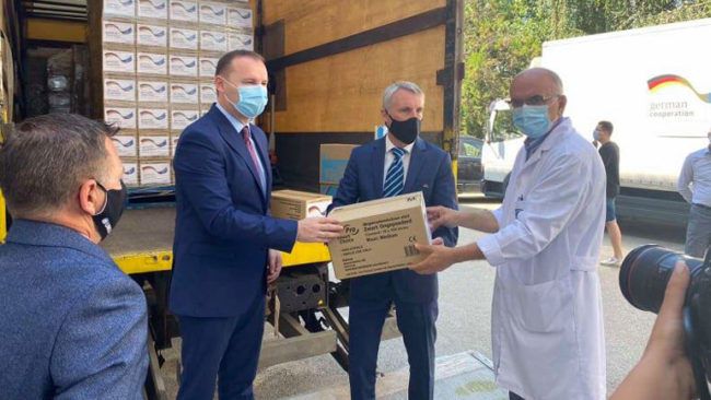 Ministri Zemaj dhe ambasadori gjerman Rohde marrin pjesë në dorëzimin e donacionit me mjete mbrojtëse kundër Covid-19