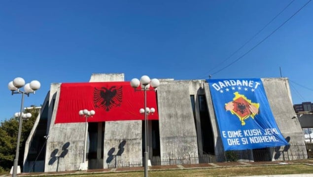 Gjithçka gati për ndeshjen Kosovë-Greqi, zbukurohet stadiumi “Fadil Vokrri”