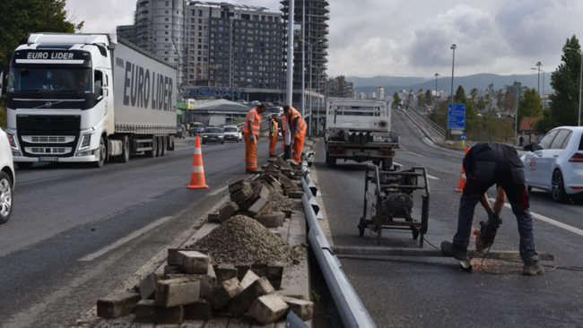 Ministri Abrashi intervenon në rrugën ku ishin lënduar 4 nxënës nga aksidentet