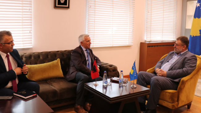 Ministri Kuçi priti në takim ambasadorin shqiptar, Qemal Minxhozi