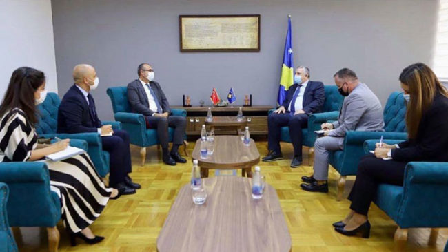 Ministri Agim Veliu priti në takim ambasadorin e Turqisë në Kosovë, Çağrı Sakar