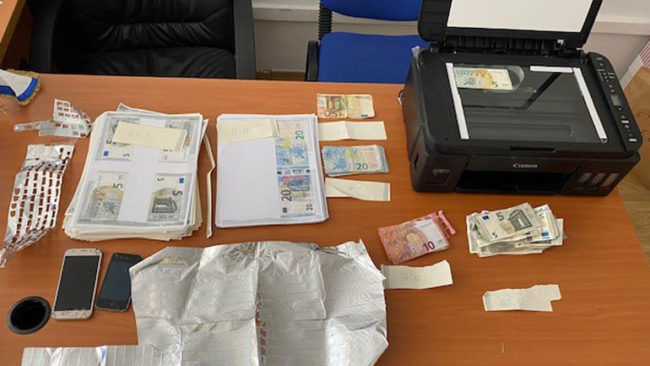 Policia e Kosovës arreston të dyshuarin për veprën falsifikim i parasë (FOTO)