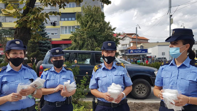 Policia shpërndanë maska për qytetarë