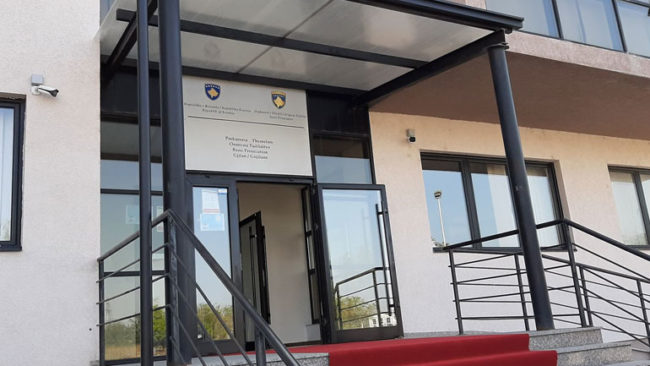 Prokuroria e Gjilanit ka ndaluar një person për 48 orë, i dyshuar për: “Dhunë në familje”