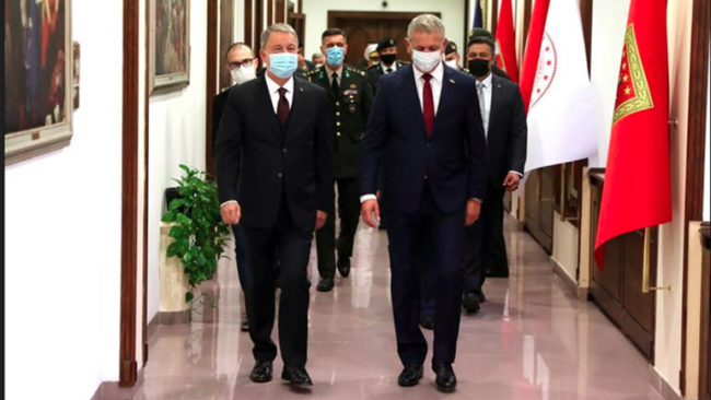 Ministri Quni u prit me nderime të larta ushtarake nga Ministri i Mbrojtjes Kombëtare të Turqisë, Hulusi Akar