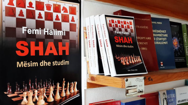 Doli nga shtypi një libër shumë i dobishëm për shahun me autor Femi Halimi