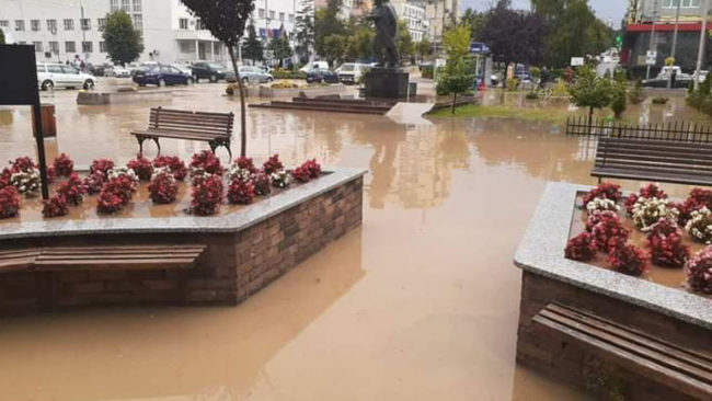 Pamje të disa pjesëve të qytetit pas shiut që ra pasdite! (FOTO)