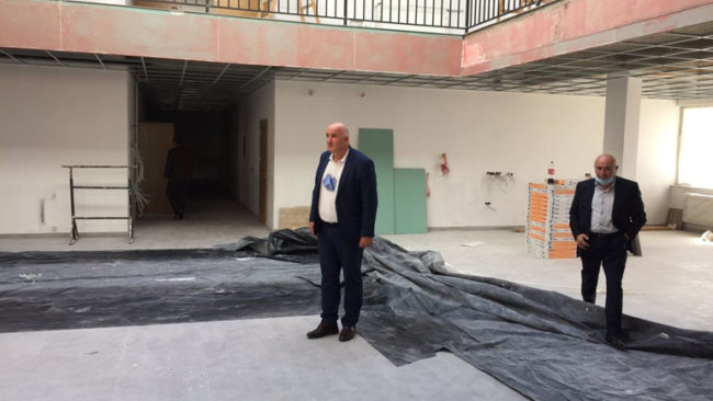 Në Drobesh po ndërtohet objekti shkollor dhe vendosen rrethojat e fushës sportive