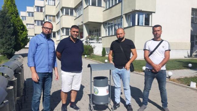 Rotarianët gjilanas vendosin shporta për mbeturina edhe në shkollën fillore “Selami Hallaqi”