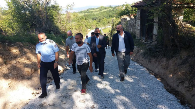 Stubllasit me vet kontribut rregullojnë me zhavor rrugën e fshatit