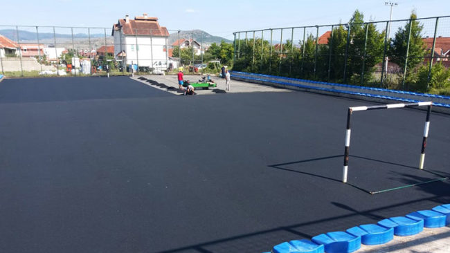 Kompletohet fusha sportive dhe rregullohen parkingjet në SHFMU “Kenan Halimi”