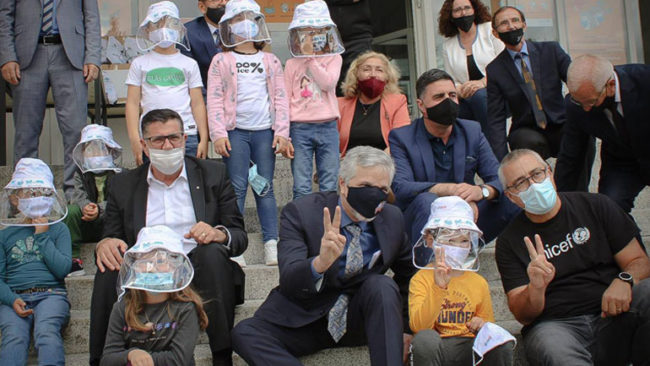 UNICEF dhe USAID shpërndajnë 200 pako me pajisje mbrojtëse kundër COVID-19 për nxënësit e “Selami Hallaqit”