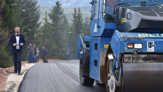 Abrashi dhe Muhaxheri përurojnë asfaltimin e rrugëve në Rugovë, premtohen investime tjera