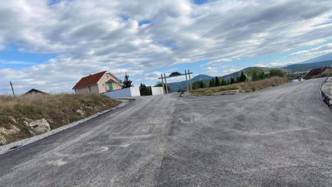 Në Budrikë të Vitisë po asfaltohet një rrugë që lidhë mes vete komunat Viti dhe Gjilan