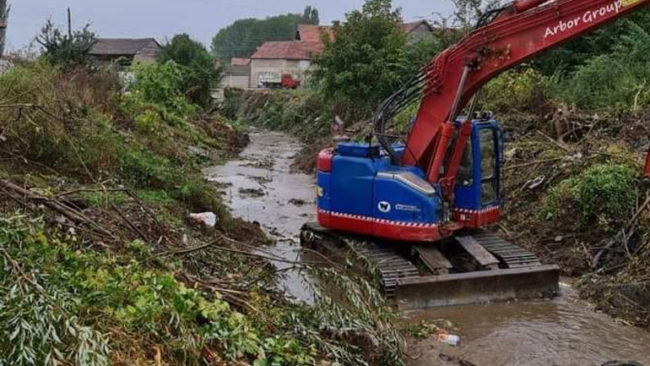 Vazhdojnë punimet për rregullimin e shtratit të lumit dhe hapësirat për ecje e pushim në Desivojcë