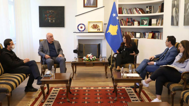 Kryetari Haliti dhe Ministrja Dumoshi biseduan për bashkëpunimin e MKRS-së dhe Komunës së Vitisë