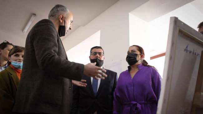 Dumoshi ia dorëzon Lutfi Haziri vendimin për vendosjen e “Flakës së Janarit” në trashëgiminë shpirtërore
