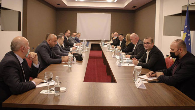 Haziri i bën bashkë kryetarët e Anamoravës dhe ministren Bajrami për zhbllokimin e projekteve të mëdha komunitare