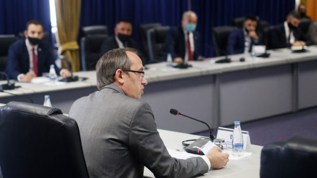 Kryeministri Hoti: Qeveria synon t’i shpërndajë edhe 2 milionë euro për komunitetet joshumicë