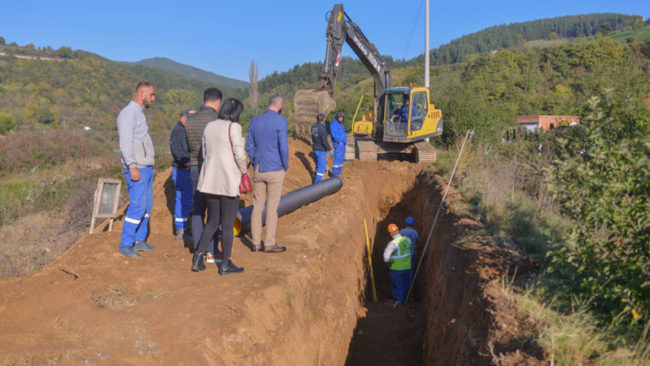 Kamenicë: Vazhdojnë punimet për rregullimin e kanalizimit në lagjen e re
